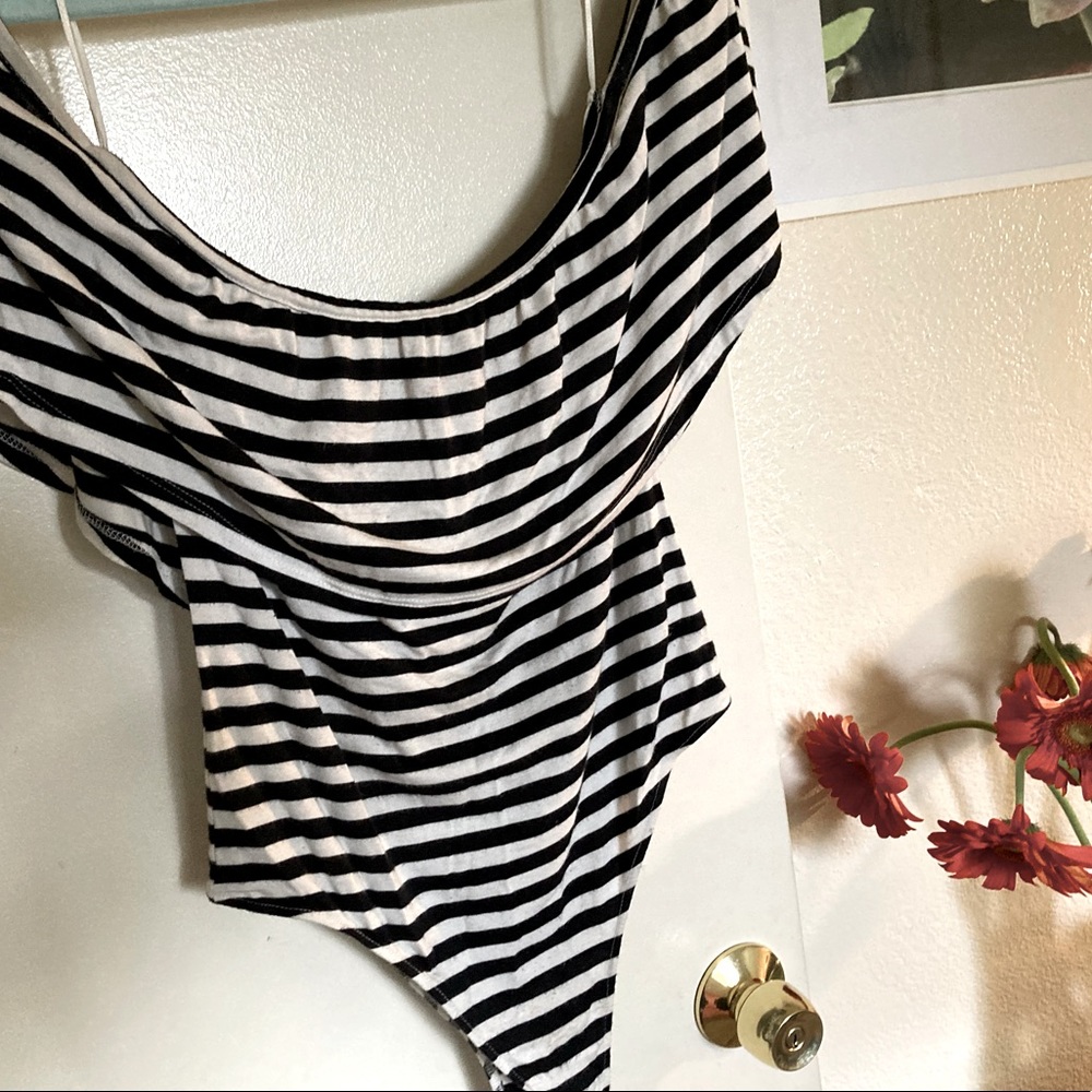 ⚫️⚪️Black/White Striped body suit 😍 💋